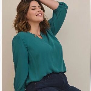 New Torrid Green Chain Detail Blouse Tunic Top Sz Medium - Large Office casual